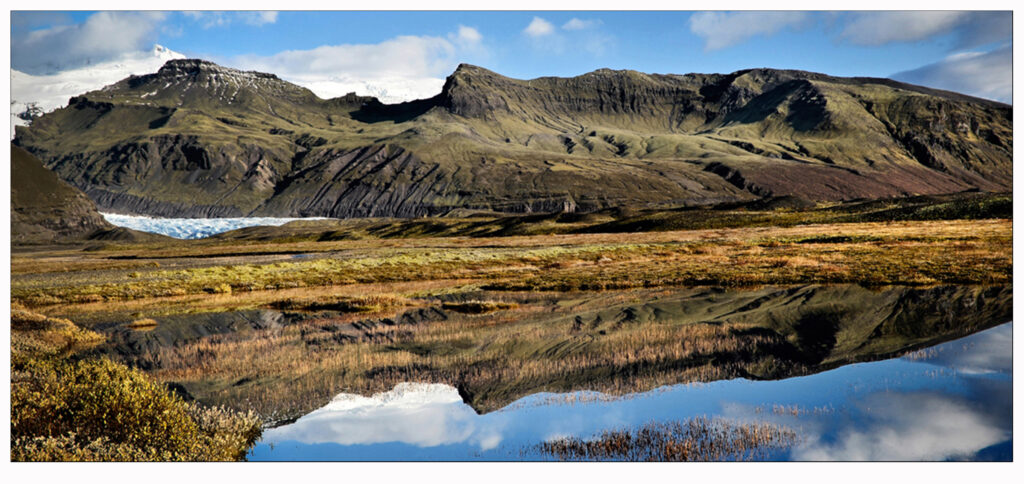 überflutetes Grasland am Gletscher in Island