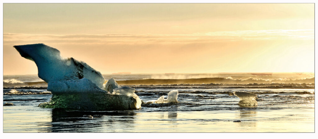 Island, tribender Eisberg in der Morgensonne